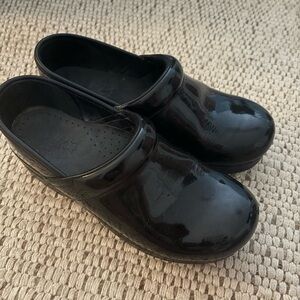 Dansko XP 2.0 Black Patent Leather Clogs Size 36 | Nursing Work Slip-Ons